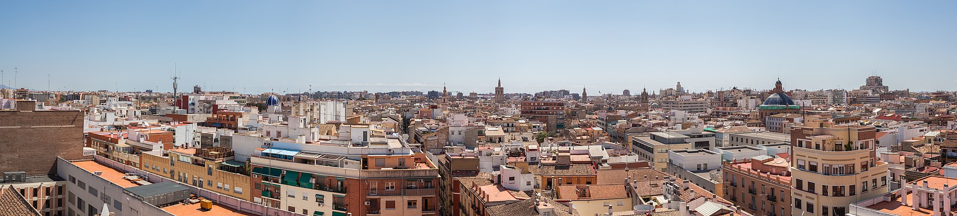 Foto real de Valencia: tejados del centro histórico vistos desde las Torres de Quart